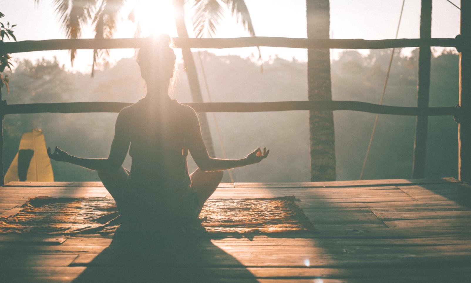 Achtsame Person in meditativer Umgebung